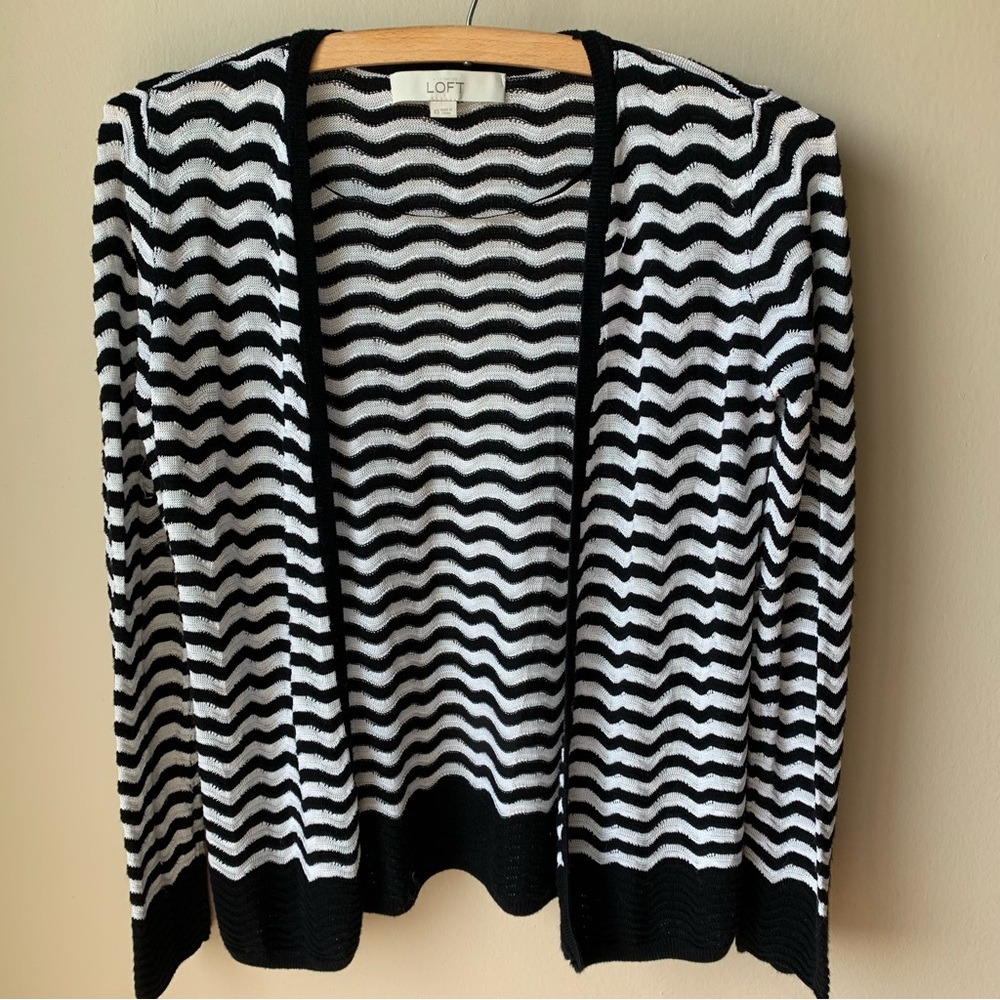 Ann Taylor LOFT black and white squiggle stripe open front cardigan